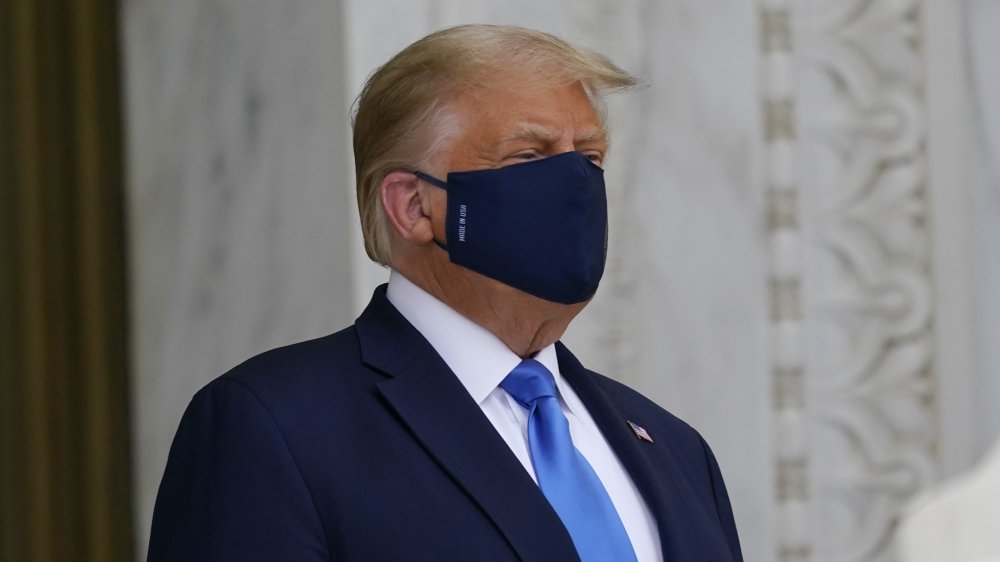 Donald Trump che indossa una maschera 