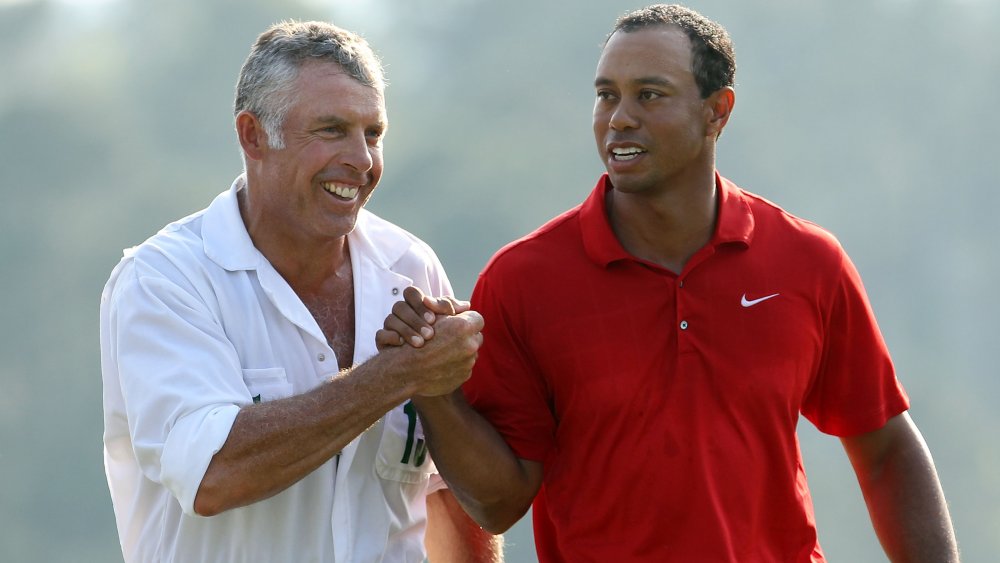 Steve Williams e Tiger Woods si stringono la mano e sorridono sul campo da golf