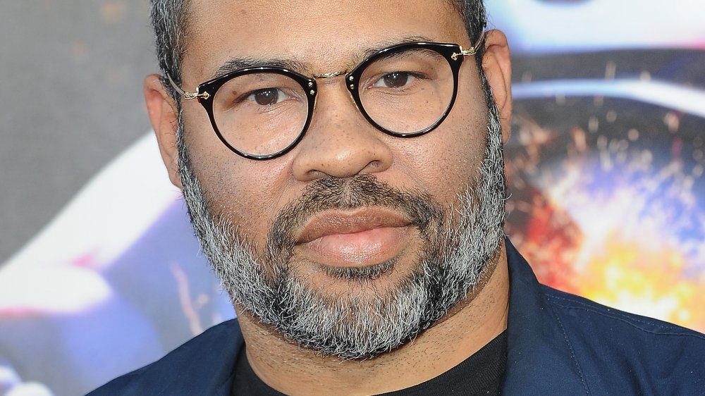 Jordan Peele con la faccia seria sul tappeto rosso