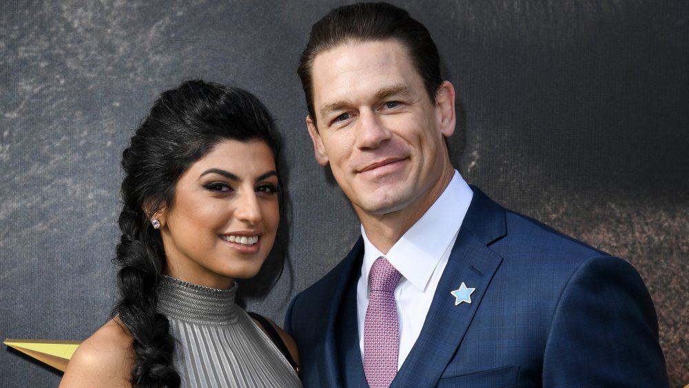 Shay Shariatzadeh e John Cena sorridono sul tappeto rosso