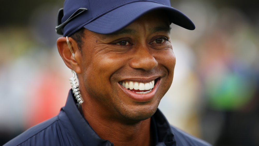 Tiger Woods sorridente sul campo da golf