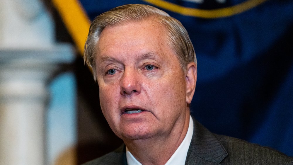 Lindsey Graham parla mentre guarda di lato