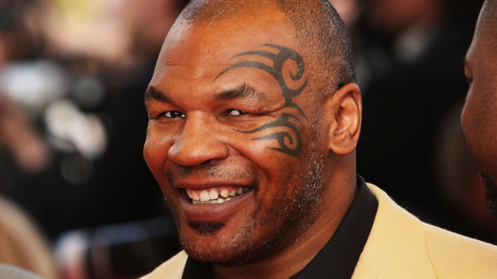 Mike Tyson con il tatuaggio sul viso, sorridendo