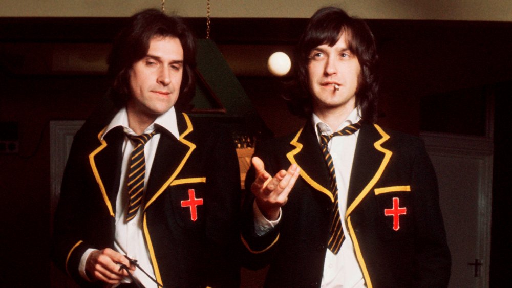 Ray Davies e Dave Davies posano per un servizio fotografico promozionale del 1976