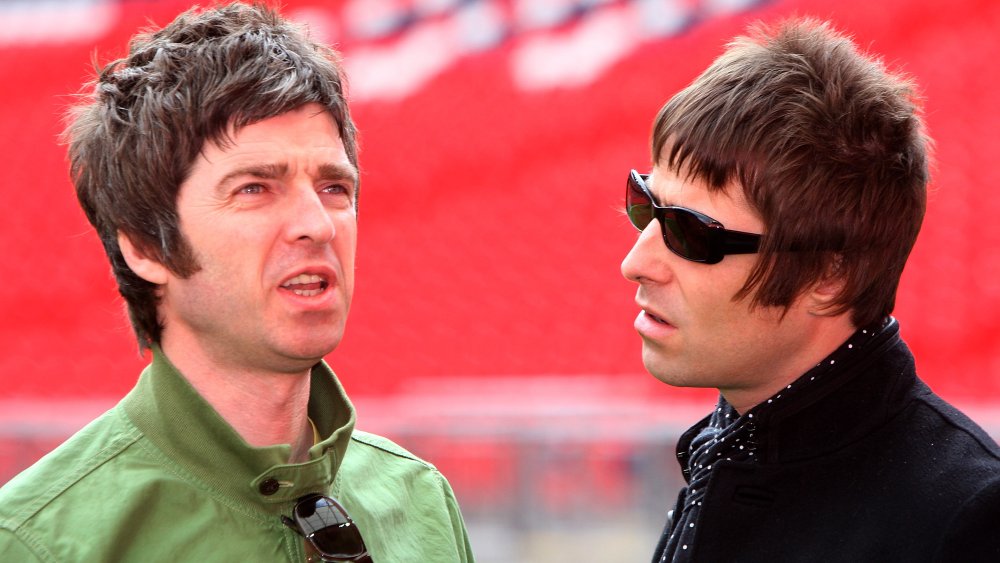 Noel Gallagher e Liam Gallagher sembrano irritati 