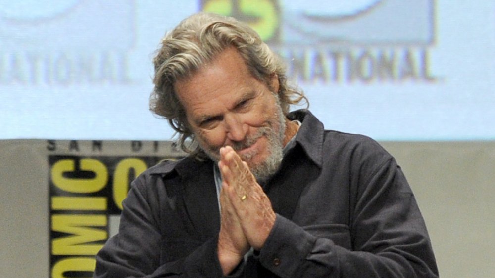 Jeff Bridges con le mani giunte in preghiera