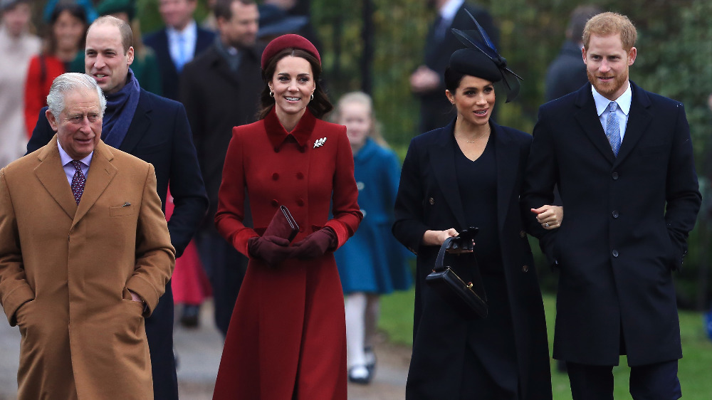 Il principe Carlo, il principe William, Kate Middleton, Meghan Markle e il principe Harry partecipano a un servizio di Natale