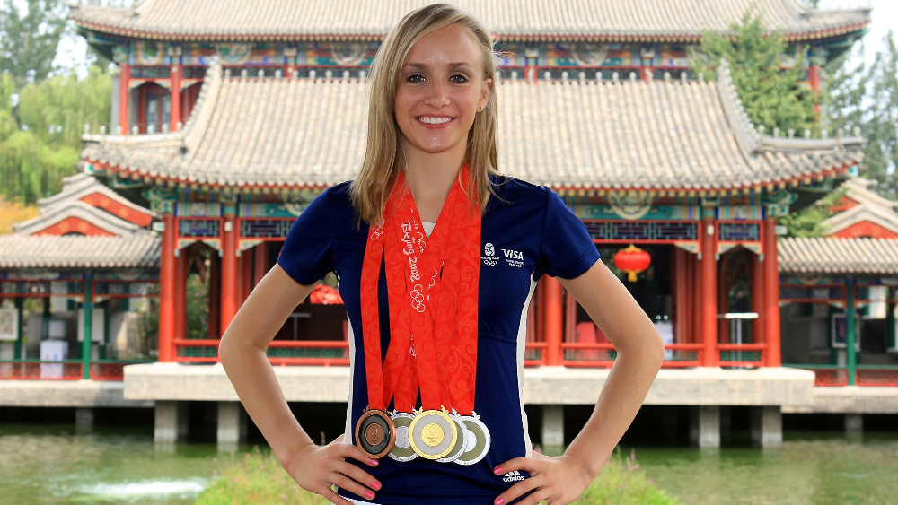 Nastia Liukin posa con le sue medaglie alle Olimpiadi di Pechino 