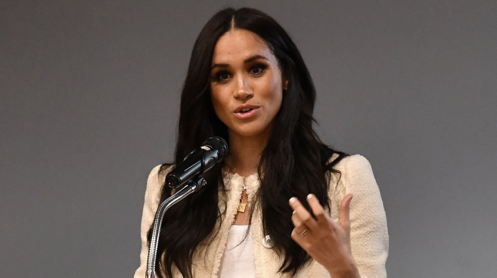 Meghan Markle parlando a un'assemblea scolastica nel 2020