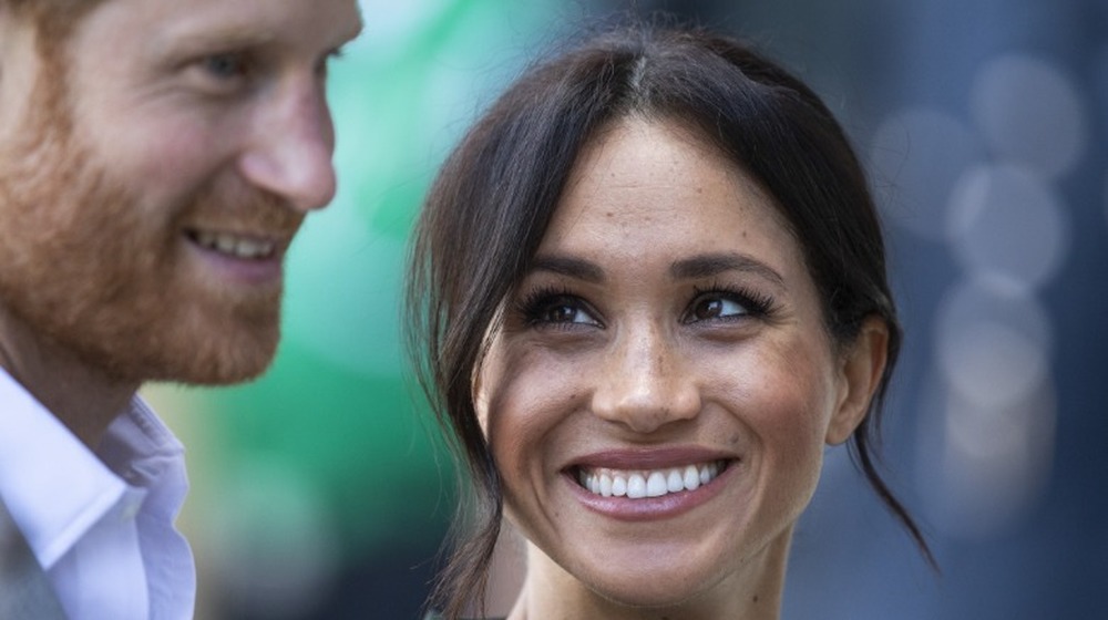 Meghan Markle guarda il principe Harry con affetto a un evento