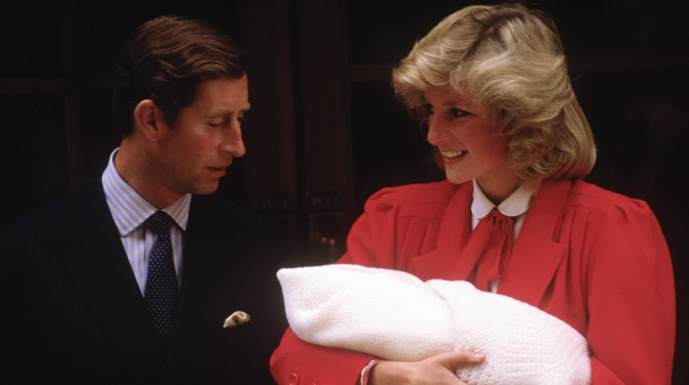 Il principe Carlo e la principessa Diana lasciano l'ospedale con il principe Harry nel 1984