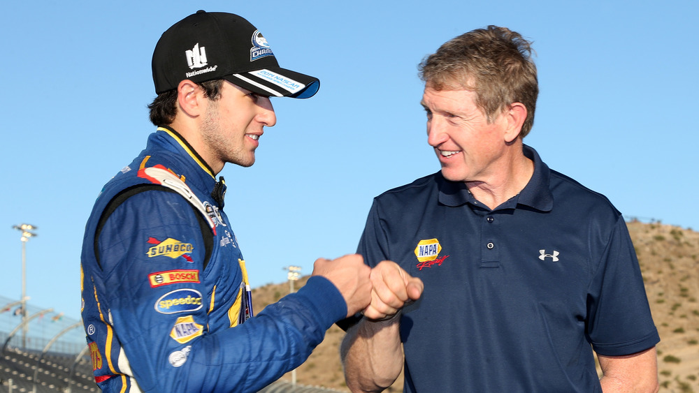 Chase Elliott che fa un pugno a suo padre