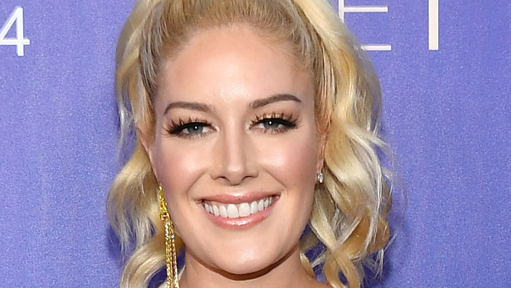 Heidi Montag sorride sul tappeto rosso 