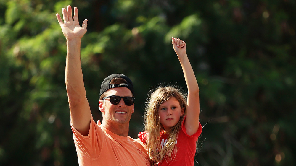 Tom Brady saluta con sua figlia Vivian alla parata del Super Bowl 