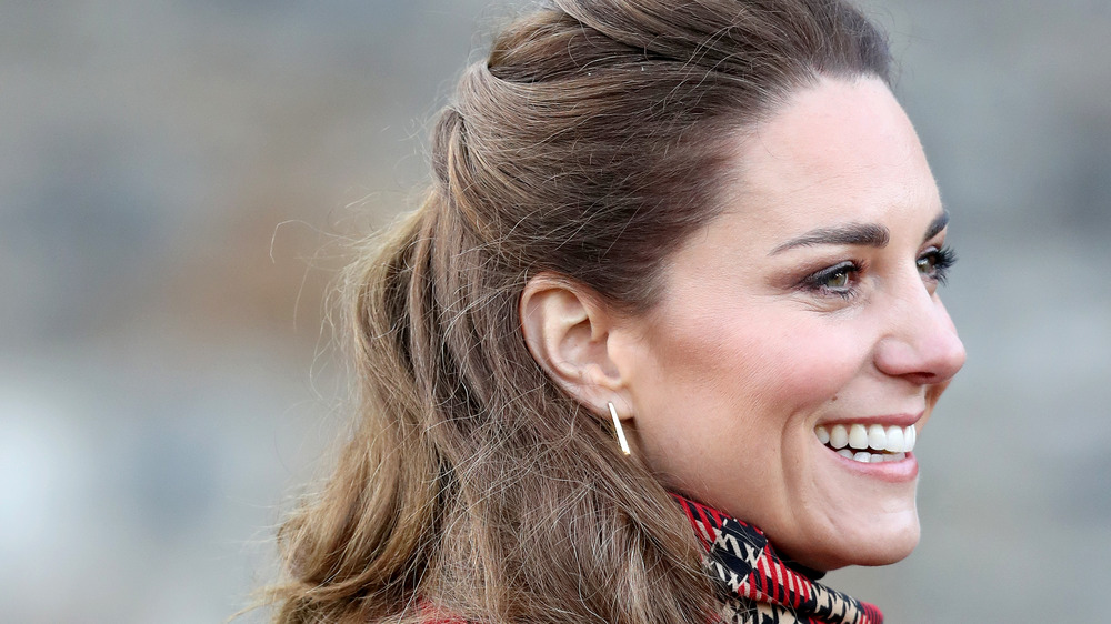 Kate Middleton sorride