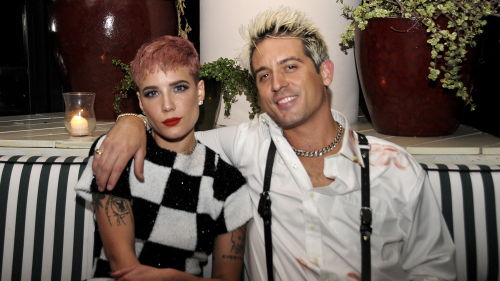 Halsey, seduta con il braccio dell'ex G-Eazy intorno a lei 