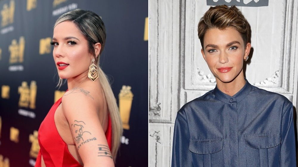 Halsey si guarda alle spalle (a sinistra), Ruby Rose sorride (a destra)