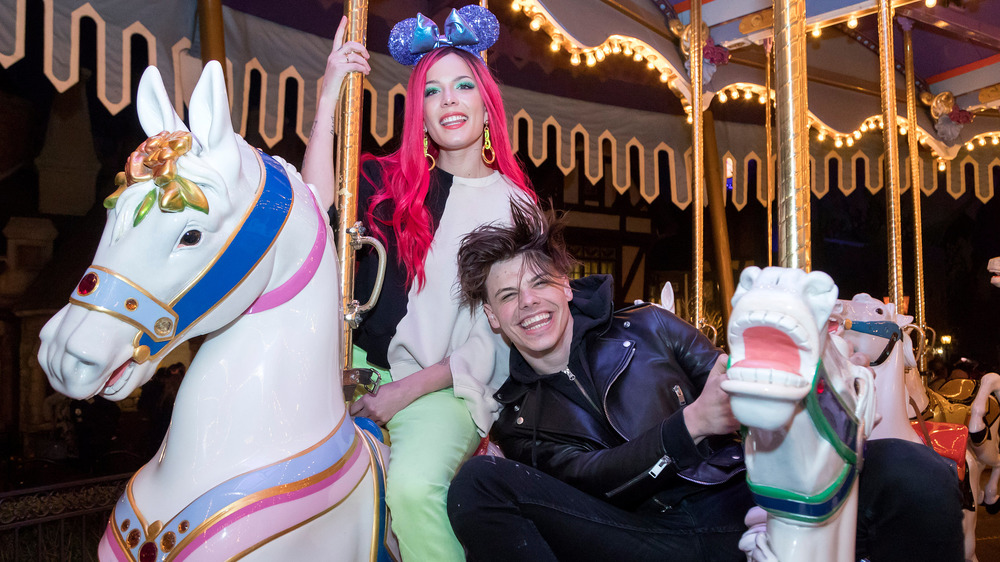 Halsey e Yungblud ridono su una giostra 