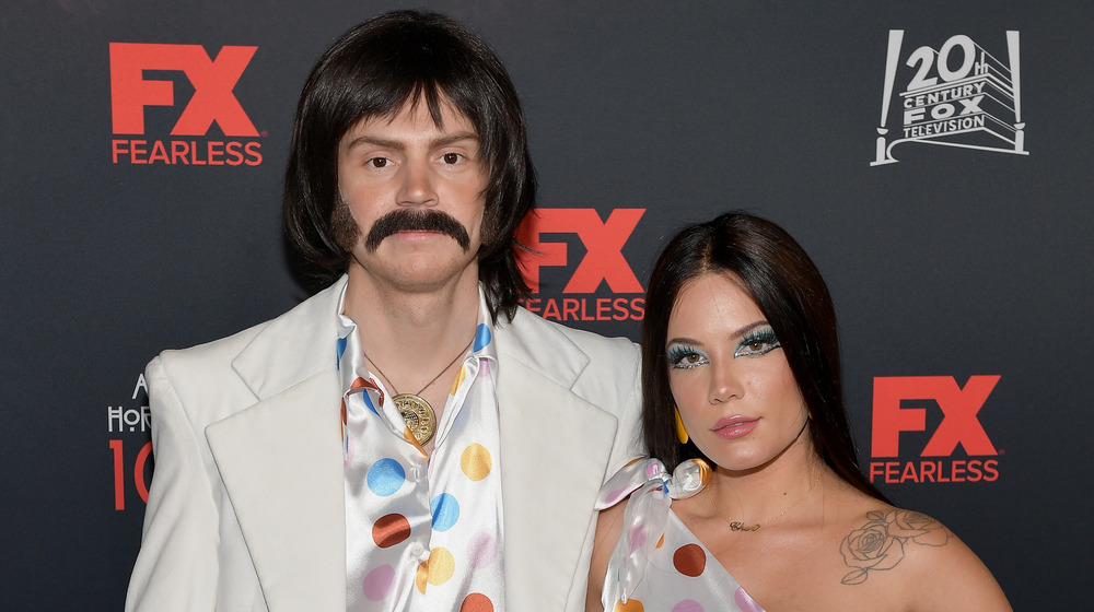 Evan Peters e Halsey si sono vestiti da Sonny e Cher per Halloween 