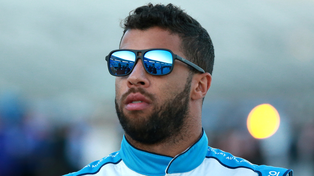 Bubba Wallace indossa occhiali da sole al Texas Motor Speedway 