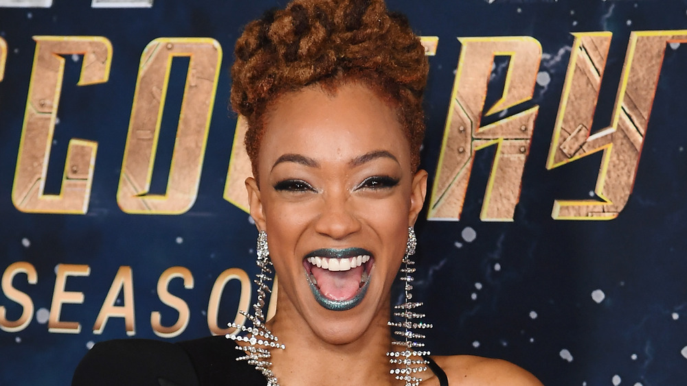 Sonequa Martin-Green sorride in grande