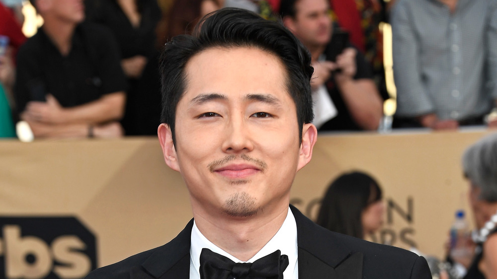 Steven Yeun sorride