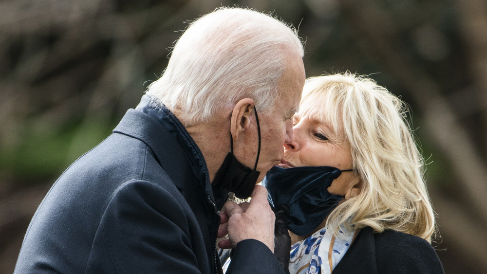 Joe Biden bacia Jill Biden