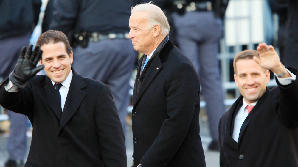 Joe Biden e figli Hunter e Beau Biden camminano e salutano