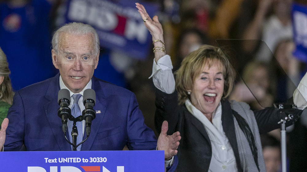 Valerie Biden Owens esulta sul palco con Joe Biden