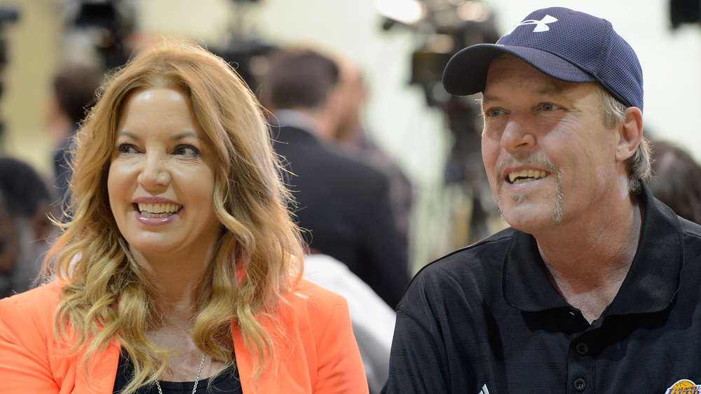 Jeanie Buss e Jim Buss in una conferenza stampa