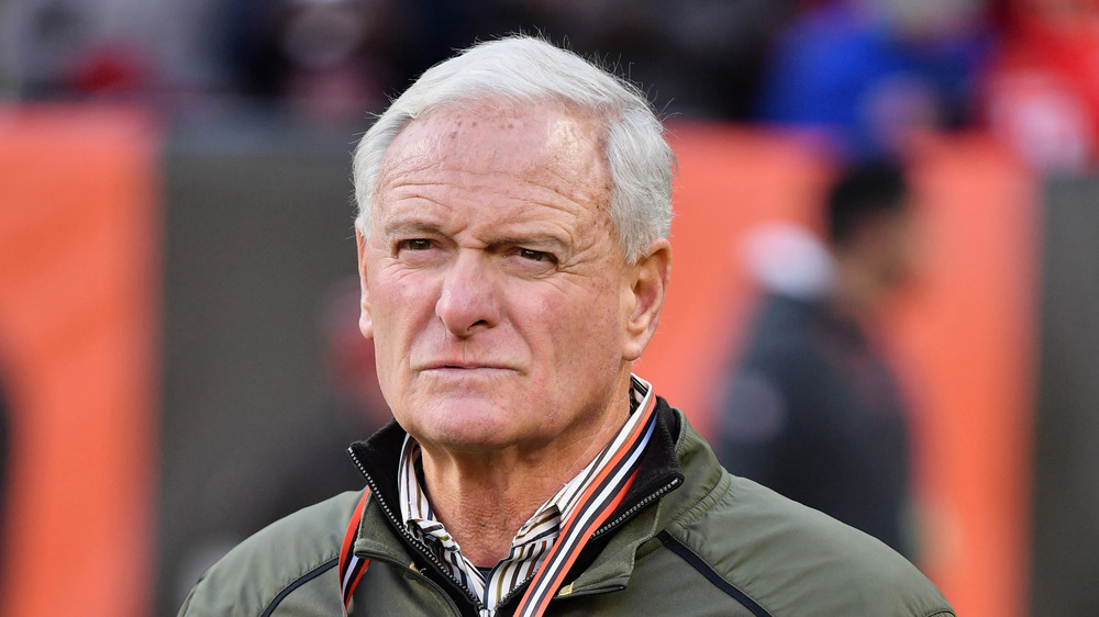 Jimmy Haslam lancia uno sguardo accigliato