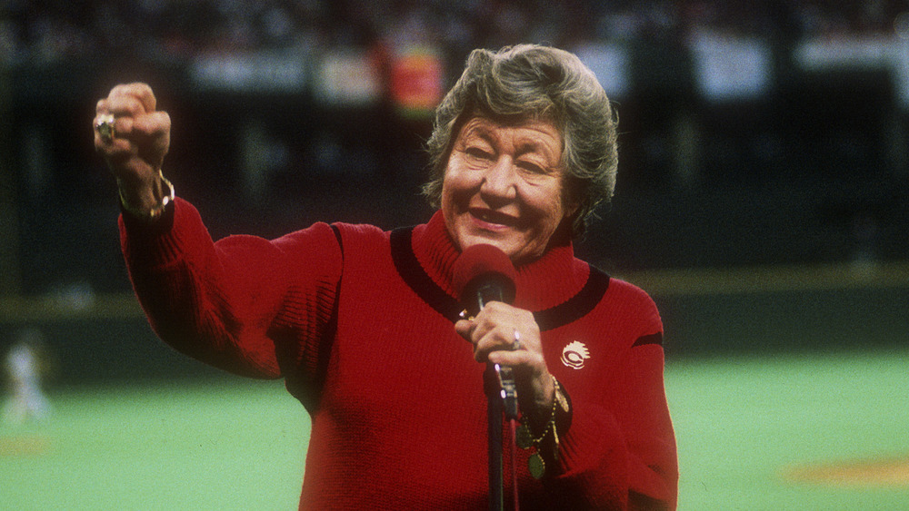 Marge Schott tiene un discorso