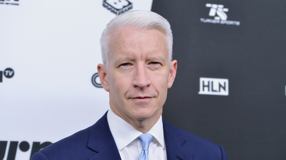 Anderson Cooper in posa per le telecamere