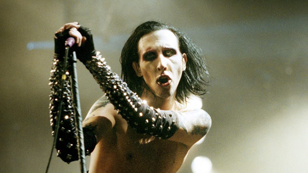 Marilyn Manson si esibisce