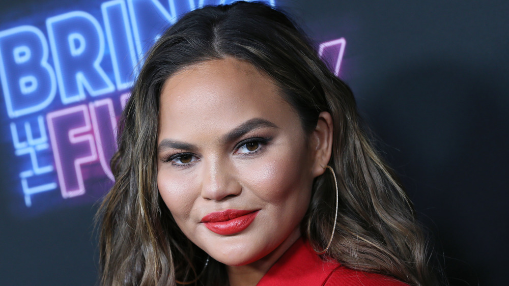 Chrissy Teigen sorride