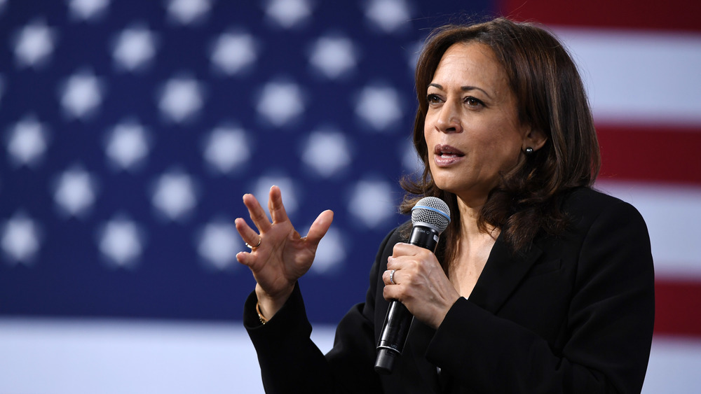 Kamala Harris davanti alla bandiera americana