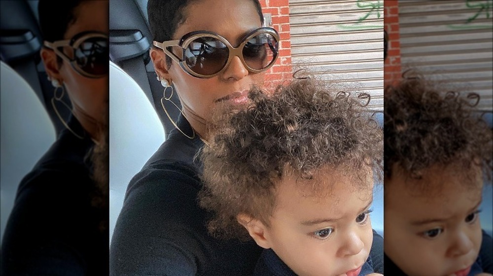 Tamron Hall prendendo selfie con il bambino 