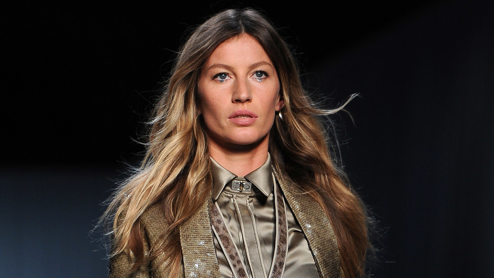 Gisele Bundchen sembra intensa in passerella 