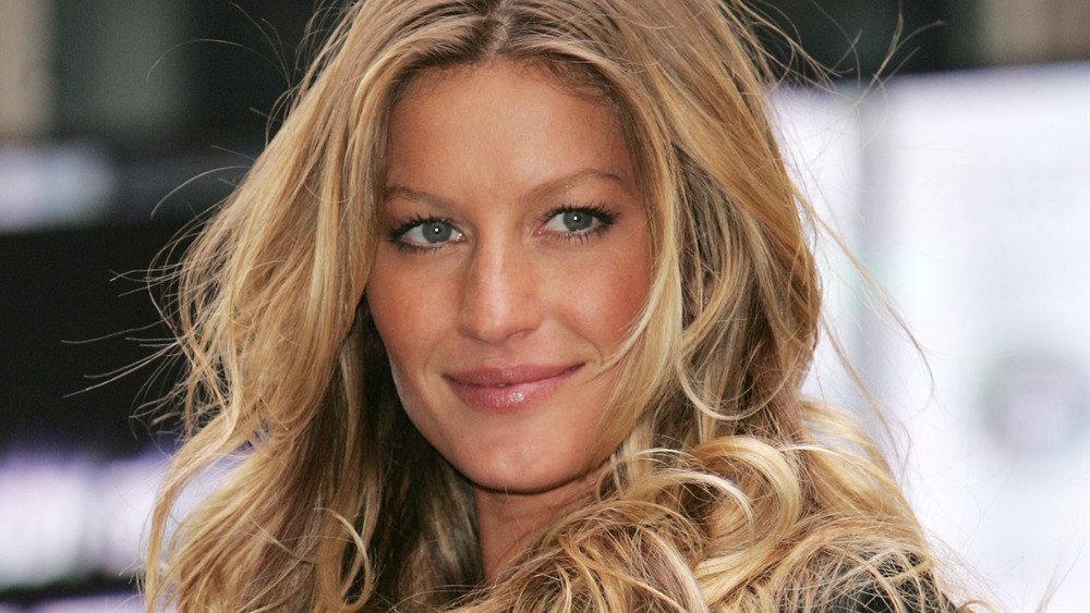 Gisele Bundchen sorride 