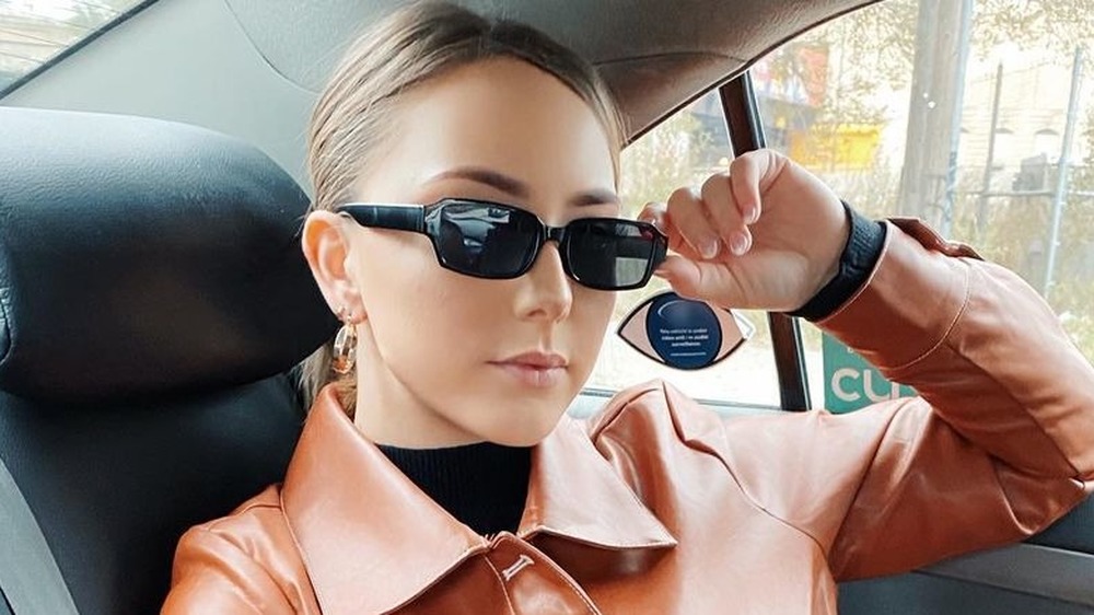 Hailie Mathers sul sedile posteriore dell'auto, con gli occhiali da sole