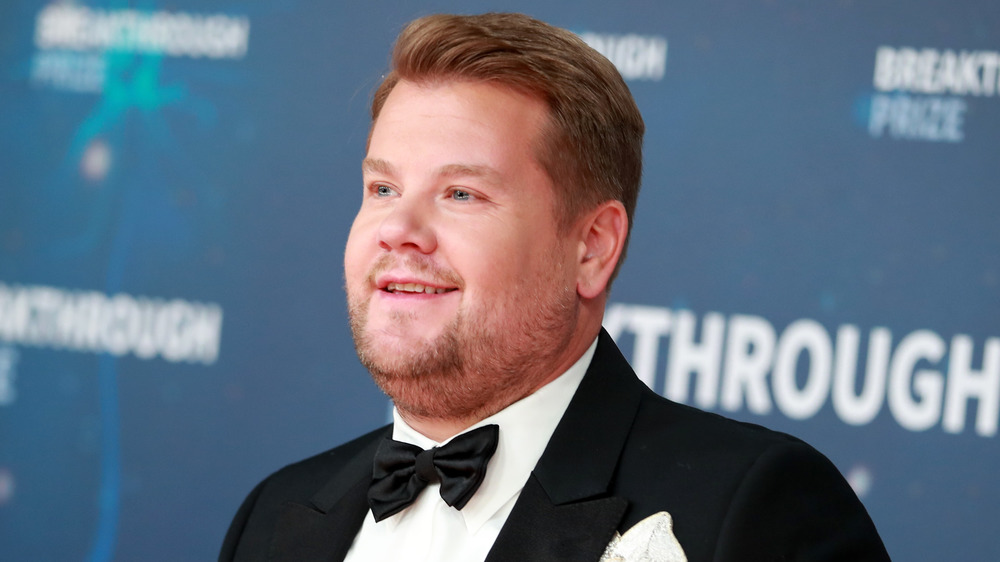 James Corden indossa un papillon mentre posa a un evento