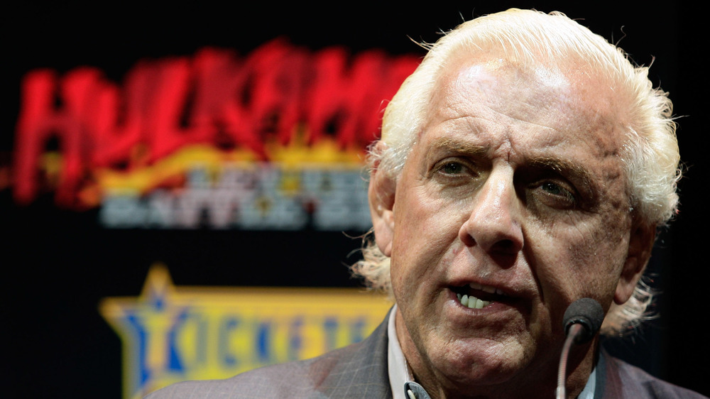 Ric Flair che parla in un microfono 