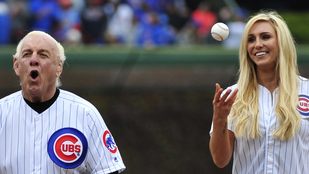 Ric Flair e Charlotte Flair a una partita di baseball