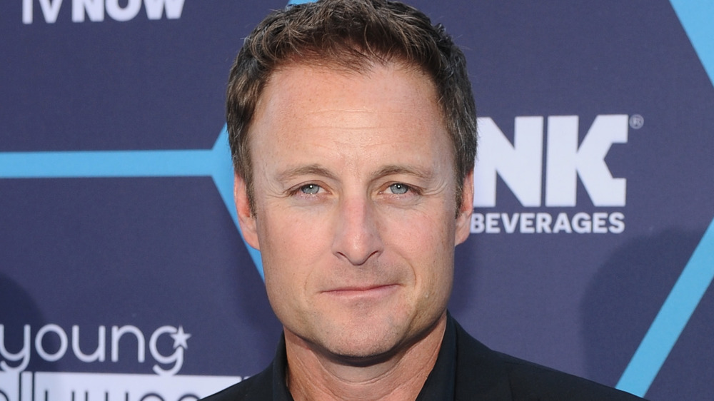 Chris Harrison sorride