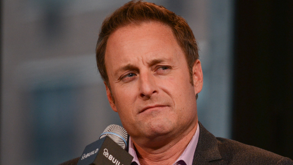 Chris Harrison con in mano un microfono