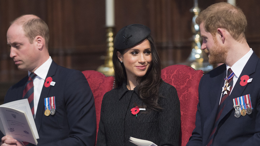 Il principe William, Meghan e Harry che assistono al servizio all'Abbazia di Westminster