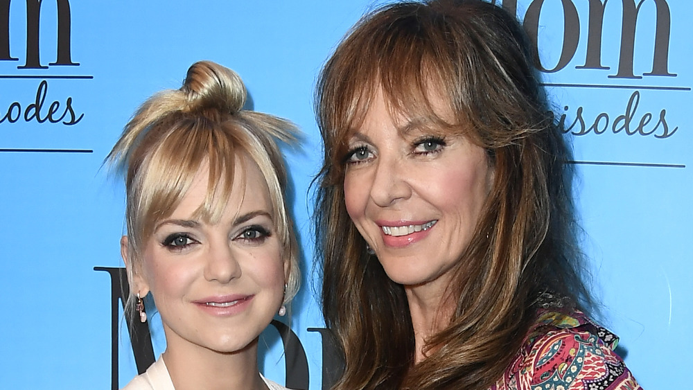 Anna Faris e Allison Janney sorridono