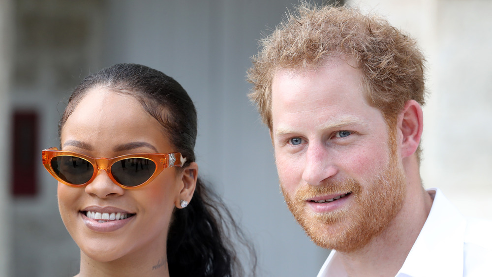 Rihanna e il principe Harry sorridono insieme alle Barbados