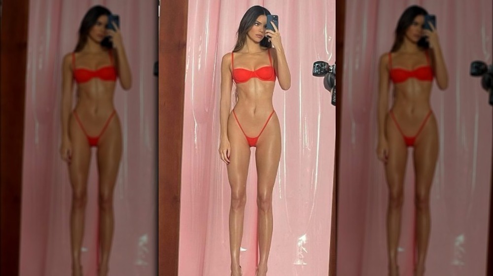 Kendall Jenner si fa un selfie allo specchio in mutande rosse