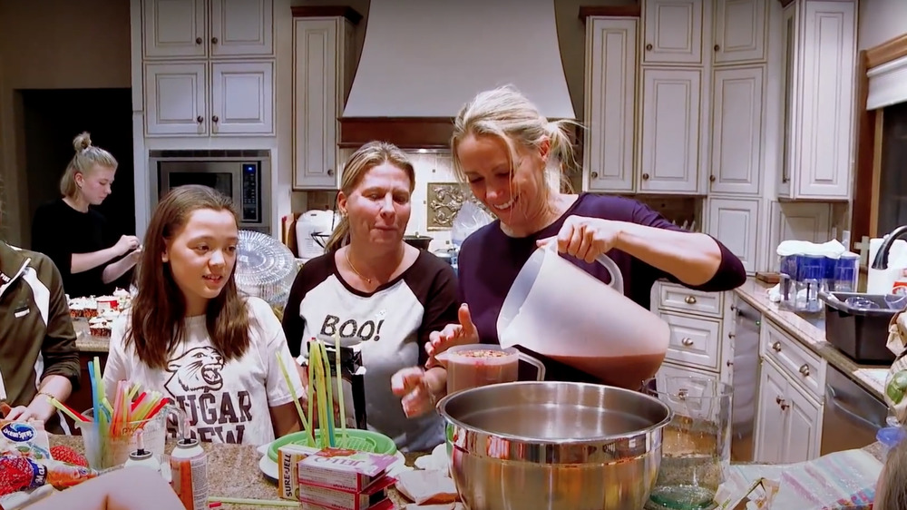 Kate Gosselin, le sue figlie e le amiche preparano cupcakes nella loro casa in Pennsylvania 